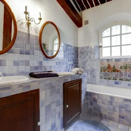 Sleeps 8 Pool Wifi Holiday home