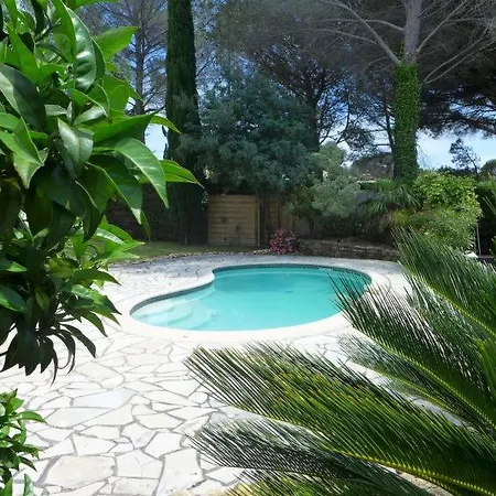 Sleeps 8 Pool Wifi Holiday home *